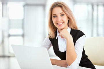 Obraz premium Young business woman using laptop