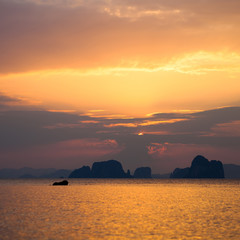 Fototapeta na wymiar Colorful sunset over the sea. Nature composition.