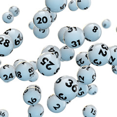 Lottokugeln rollen auf weißem Hintergrund