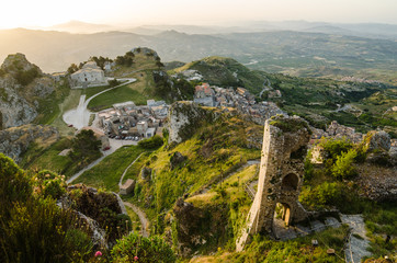 Fototapeta na wymiar Górskie miasteczko Caltabellotta (Sycylia, Włochy) w godzinach porannych
