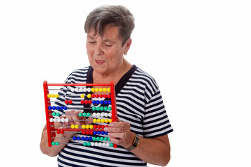 Seniorin mit Abakus