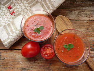 Sommeressen, Kalte Suppe, Gazpacho - Tomaten - Tomatengazpacho, vegane Ernährung, pflanzenbasiert essen und gesund leben