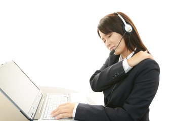 疲れた表情のオペレーター