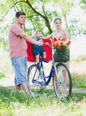 Obraz premium parents carry a child on a bicycle
