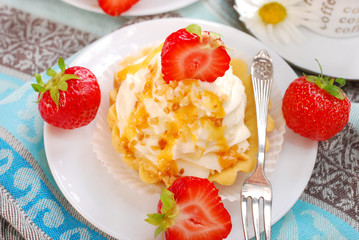 cupcakes with vanilla cream,caramel and strawberry