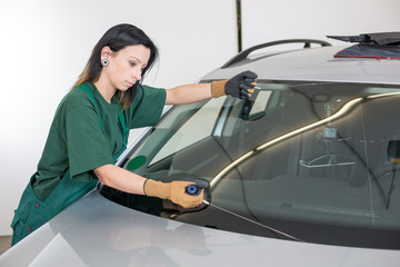 Glazier removing windshield
