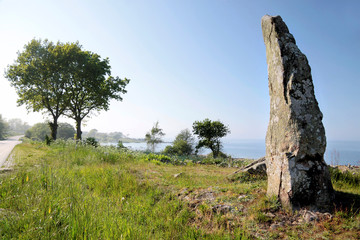 Großer Monolith an der Küste auf Bornholm