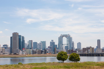 Fototapeta premium Budynki w Osace od strony koryta rzeki Yodogawa