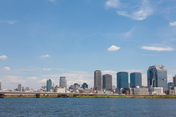Fototapeta premium 淀川河川敷より大阪のビル群
