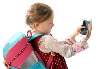 Schulmädchen tippt auf Smartphone