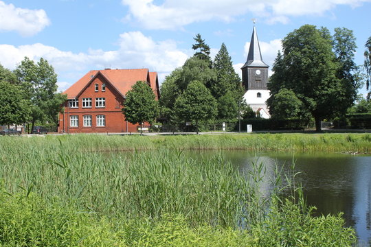 Falkenhagener Anger mit  Kirche in Falkensee
