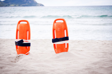 Orange rote rettungsboje im sand am strand
