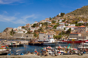 Fototapeta na wymiar boats and yachts on Hydra island in Greece