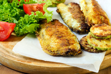 Fried mackerel with salad and tomato
