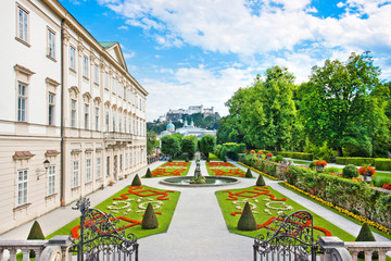 Fototapeta premium Ogrody Mirabell z Pałacem Mirabell w Salzburgu w Austrii