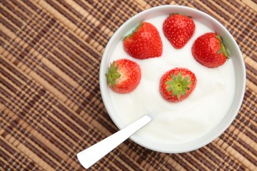 Yoghurt with strawberries