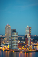 Fototapeta na wymiar Nowoczesne budynki w Rotterdamie, Holandia