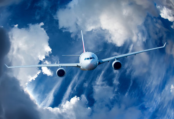 Naklejka premium Pasażerski samolot pasażerski na niebie