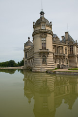 Fototapeta na wymiar Zamek w Chantilly we Francji - widok z tyłu