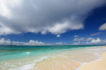 美しい沖縄のビーチと夏空