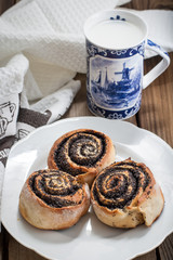 Bun with poppy seeds