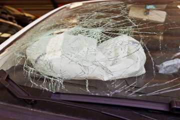 Kaputte Windschutzscheibe und Airbag