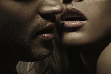 Poster Im Rahmen Junger Mann mit perfekter Gesichtsbehaarung und sinnlichen Lippen einer Frau © konradbak