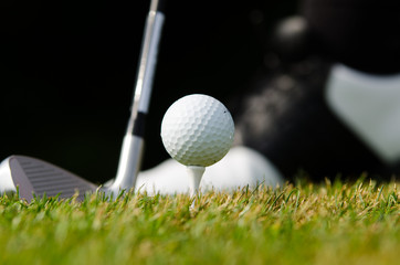 abschlag beim golfspiel