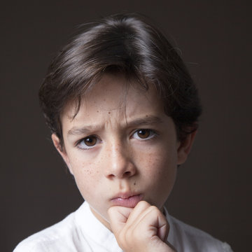 Ni&ntilde;o dudando
