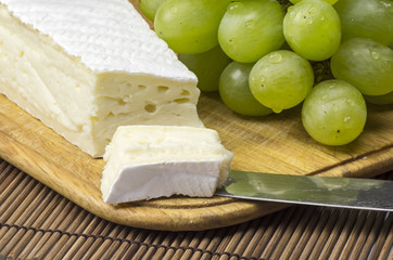 Französicher Brie und Weintrauben