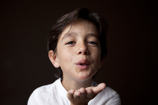 Ni&ntilde;o lanzando un beso
