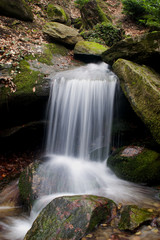 Fototapeta premium mały wodospad (długa ekspozycja ze statywem)