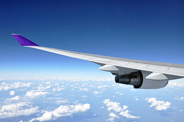 Obraz premium Blue sky with airplane wing - traveling concept