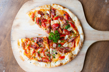 Pizza with bacon, garlic and dried chilli
