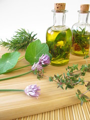 Fototapeta na wymiar Homemade szczypiorek ziołowy olej z kwiatów