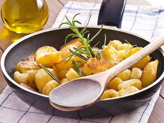 Bratkartoffeln in einer Pfanne mit Rosmarin