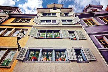 Fototapeta na wymiar Kolorowe wiersz domy w starej części miasta - Zurych