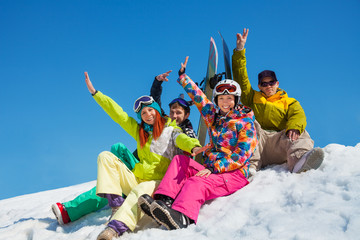 Obraz premium Happy friends on snowboard resort