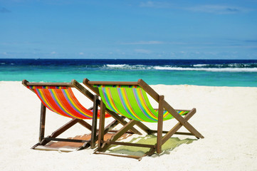 Fototapeta na wymiar Krzesło plaża z morzem w tle