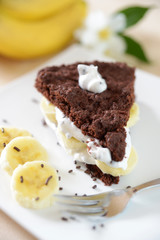 Schokoladenkuchen mit Sojasahne und Bananen