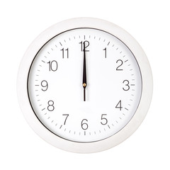 Clock face showing twelve o'clock © verdateo