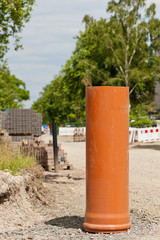 Fototapeta na wymiar Duże rury PVC na budowie dróg
