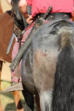 spada e cavaliere a cavallo