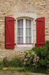 Fototapeta na wymiar Roter Klapp Laden, Fenster mit Bogen Rundy