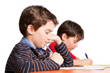 Schüler / Junge konzentriert bei der Klassenarbeit