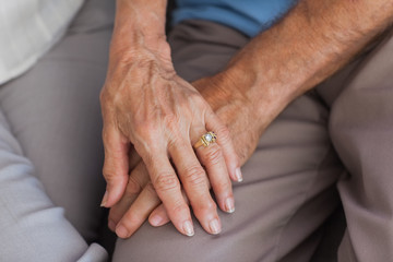 Fototapeta premium Close up of couple holding hands