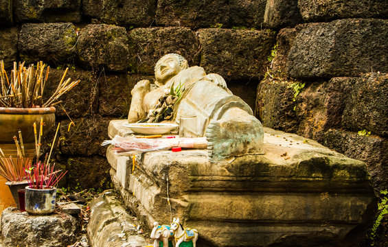 Sleeping buddha image