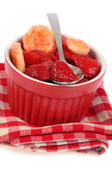 Petit ramequin de fraises et bananes