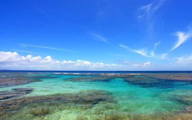 南国沖縄　久高島のきれいな海と夏空