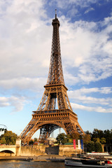 Fototapeta na wymiar Wieża Eiffla z mostu w Paryżu, Francja